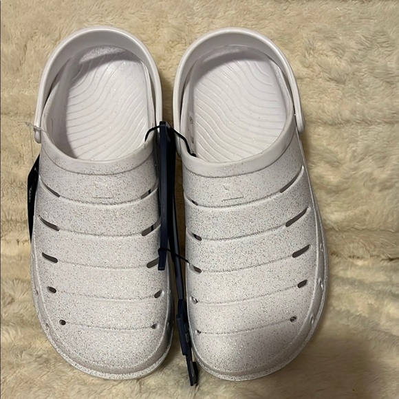 Rugged Shark Women’s bWhite Slip-On Clogs - Picture 2 of 8